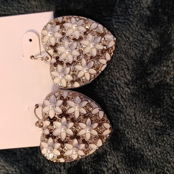 NWT Floral & Silver Tone Heart Earrings - Picture 3 of 7